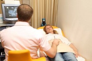 Arzt macht Ultraschall vom Bauchfell
