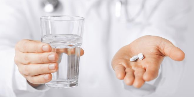 Tabletten mit Wasser
