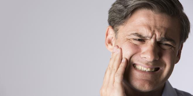 Die eitrige Zahnwurzelentzündung verursacht starke Schmerzen.