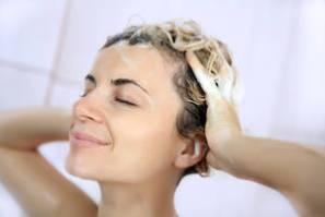 Waschen der Haare auf dem Kopf