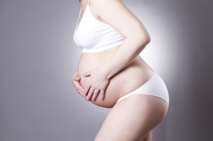 Schwangere mit Bauchschmerzen
