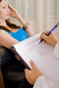 Depression Angehörige Frau beim Psychiater