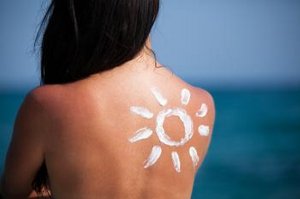 Hautausschlag am Rücken durch Sonneneinstrahlung