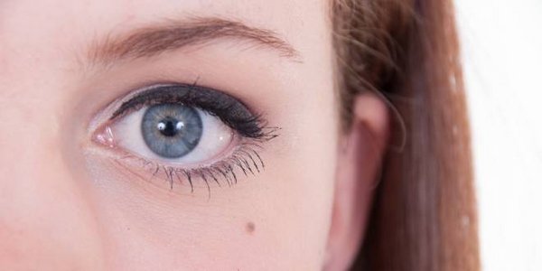 geschminktes Auge einer Frau