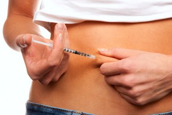 Therapie von Diabetes Frau spritzt sich Insulin