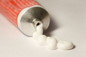 Der Nagelzwang auf den Beinen des Grundes die Behandlung