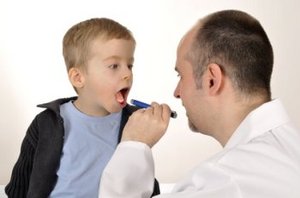 Rote Flecken auf der Zunge beim Kind
