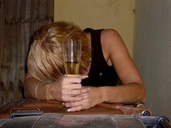 Betrunkene Frau schläft auf dem Tisch