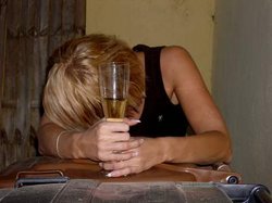 Alkoholabhängigkeit Betrunkene Frau schläft auf dem Tisch