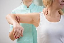 Im Zusammenhang mit einem Unfall/Sturz kann es vor allem in fortgeschrittenem Lebensalter zu einer Ruptur der Rotatorenmanschette kommen. Im Zusammenhang mit einem Unfall/Sturz kann es vor allem in fortgeschrittenem Lebensalter zu einer Ruptur der Rotatorenmanschette kommen.