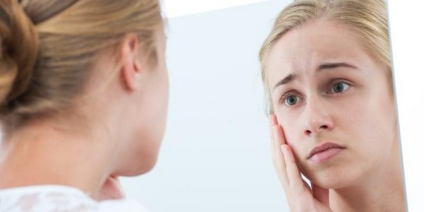 Eine Schwellung im Gesicht ist ein mögliches Symptom eines hereditären Angioödems.
