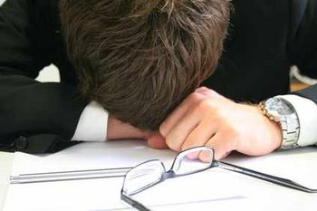 Vitamin B 12 Mangel Mann liegt auf dem Tisch und schläft