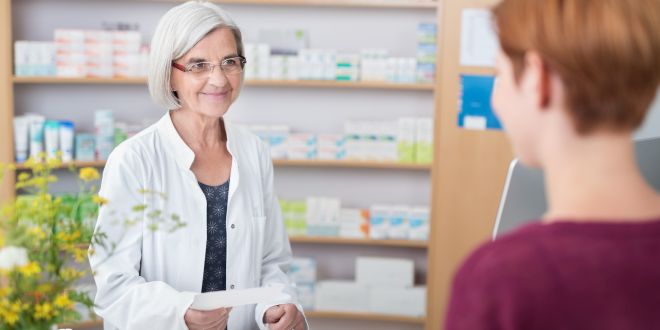 Frau möchte das Emla Pflaster in der Apotheke kaufen