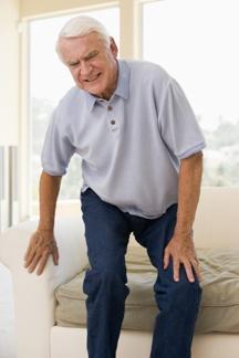 Patellalateralisation Mann mit Schmerzen im Knie