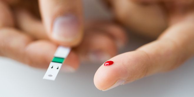 Für den Glukosetoleranztest reichen oft einige Bluttropfen aus der Fingerbeere.