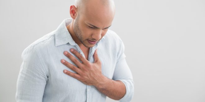Schmerzen hinter dem Brustbein bei einer Refluxösophagitis