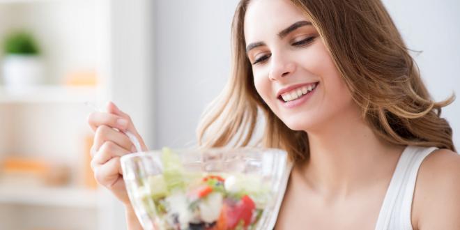 Frau mit einem Salat