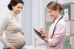 Eine Schwangere und ihre Ärztin