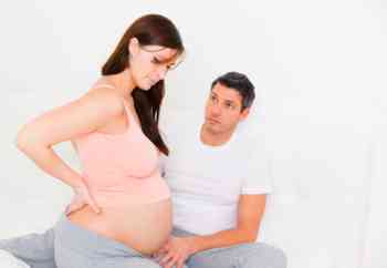 Bauchschmerzen in der Schwangerschaft Schwangere Frau hält sich den Bauch