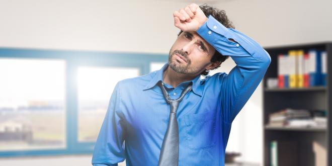 Hitzefrei im Büro Hitze, schwitzender Mann
