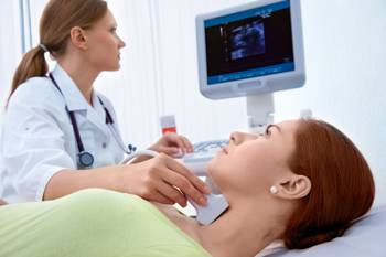 Zur Diagnostik gehört auch die sonographische Größenbestimmung der Schilddrüse.