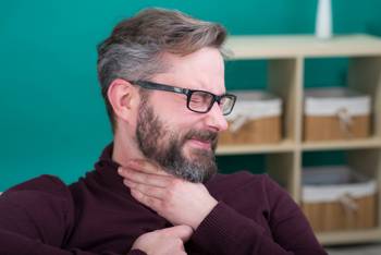 Liegt eine Erkältung vor, kommen als Ursache der Schwellung auch Lymphknoten in Frage.