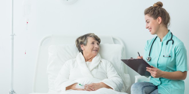 Brustkrebspatientin spricht mit Ärztin über Nebenwirkung der Chemotherapie
