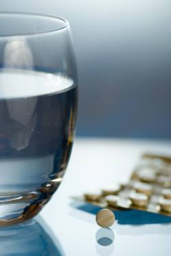 Tablette und Wasserglas