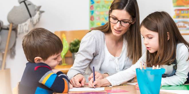 Kinder zeichnen mit der Lehrerin