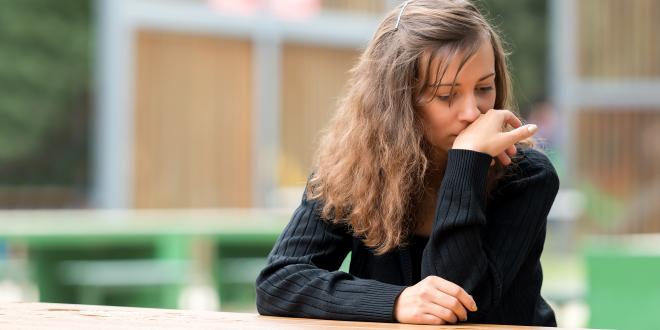 Frau mit Suizidgedanken Gedankenspirale bei Depressionen