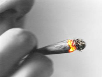 Cannabis-Konsum Person raucht Joint