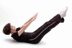 Man hat verschiedene Übungen zum Muskeltraining zu Hause zur Verfügung. Das sich z.B Crunches, Sit-ups, Plank usw.