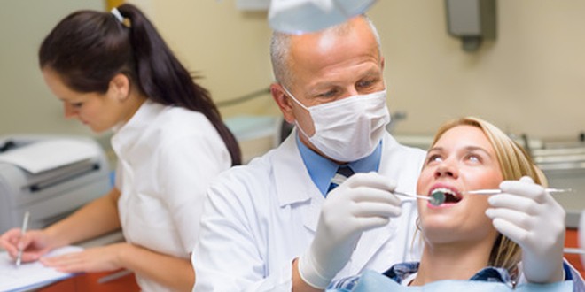 Plaque sollte regelmäßig durch gründliches Zähneputzen beseitigt werden.