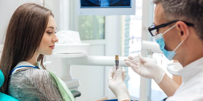 Der Zahnarzt nimmt sich gerne die Zeit, die Behandlung zu erklären. Alle Fragen seitens des Patienten sollten vor der Behandlung geklärt werden.