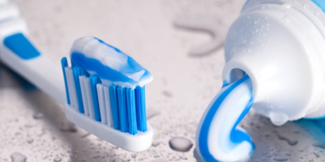 Fluoridhaltige Zahnpasta ist essentiell wichtig zur Kariesprophylaxe und zum Schutz der Zähne vor Säureangriffen.