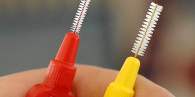 Bei vielen Patienten empfiehlt sich die Anwendung von Zahnzwischenraumbürsten.
