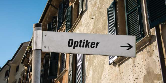 Den Brillenpass gibt es meist beim Brillenkauf vom Optiker dazu.