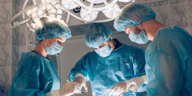 ChirurgInnen am OP-Tisch