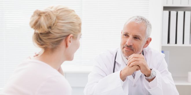 Patientin lässt sich anlässlich ihres Furunkels beim Facharzt beraten