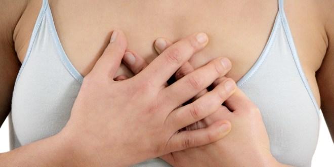 Brusthaut der flecken rote auf Hautrötungen unter
