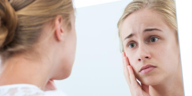 Ein hereditäres Angioödem führt oft zu einer Schwellung im Gesicht. Eine Schwellung im Gesicht ist ein mögliches Symptom eines hereditären Angioödems.