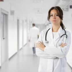 Muttermal nur vom Arzt entfernen lassen Ärztin