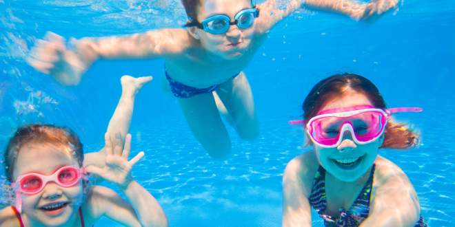Sonnenallergie beim Kind Bei einer Sonnenallergie sollte Sonneneinstrahlung im Wasser vermieden werden