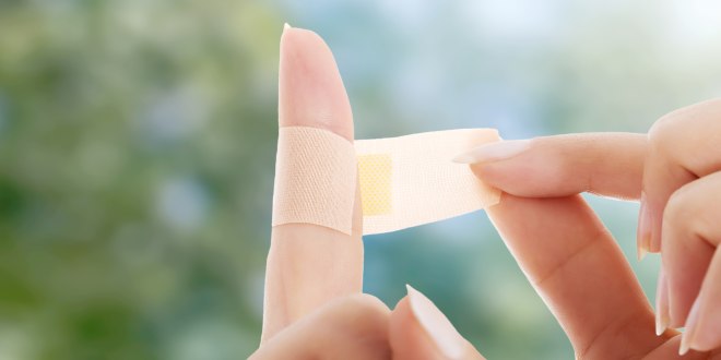 Größere Wunden sind nicht so leicht zu versorgen - da nützt ein fundiertes Wissen! Kleine Wunden werden häufig mit Pflastern abgedeckt.