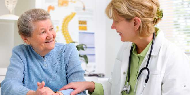 Symptome einer Gebärmuttersenkung Gespräch zwischen Ärztin und Patientin über Gebärmuttersenkung