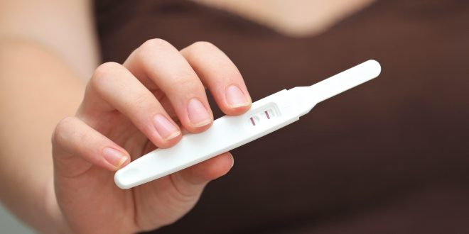 Bild eines Schwangerschaftstestes mit zwei Strichen