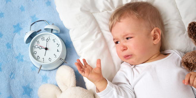 Baby Kleinkind Schlafprobleme Zuckungen 