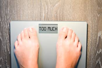 Übergewicht kann, durch die vermehrte Belastung der Gelenke, Arthrose verursachen.