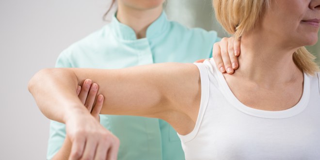 Oft nehmen Patienten mit arthrotischen Gelenken eine Schonhaltung ein.