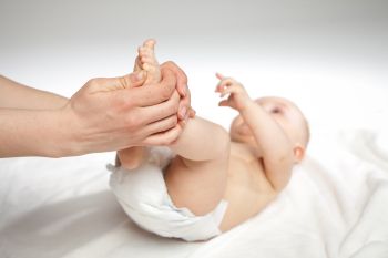 O-Beine beim Baby Baby mit O-Beinen